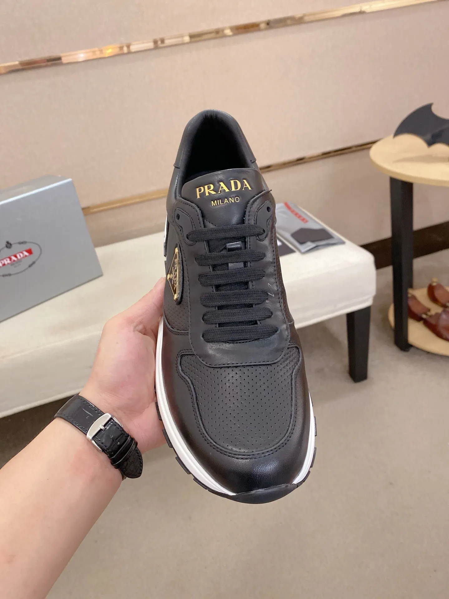 Men's shoes 💰 580💰 ✔️✔️✔️High-quality new PRADA counters are launched at the same time. The new men's shoes and 😘fabrics are selected from imported first-layer cowhide and are made by pure handcrafts. Lining: Full cowhide lining. 👍🏿 High-end ☄️ air-cushion molded anti-slip rubber outsole, exquisite lines, simple and elegant, comfortable and high-end for leisure travel. Code number: 38 to 44 (45 can be customized and cannot be returned or exchanged)